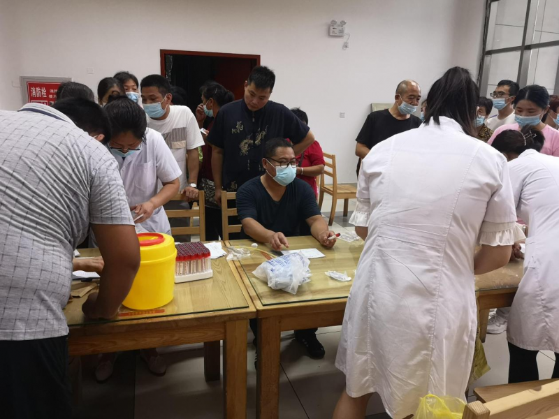 2022年8月30日組織食堂工作人員及學(xué)校食品安全管理人員集體體檢，辦理健康證.png
