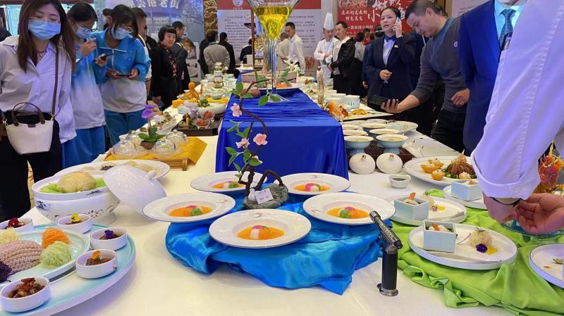 我系師生觀摩、學習現(xiàn)場美食作品.jpg